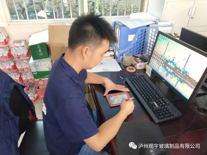 1536715497139466.png 彩釉玻璃酒瓶批發(fā).png