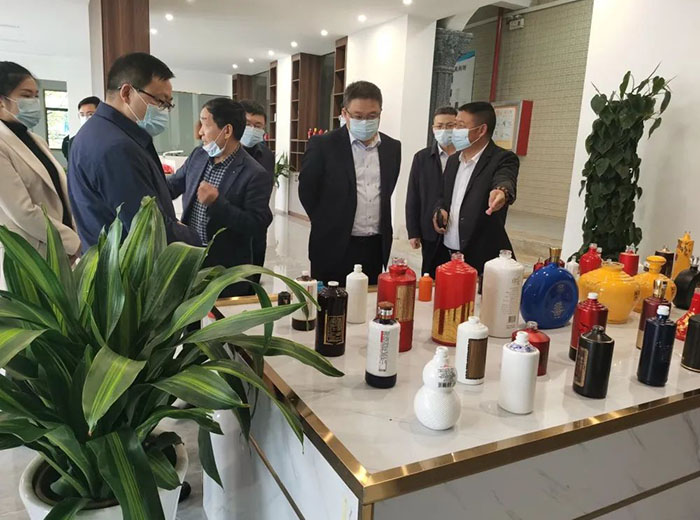 茅臺集團(tuán)黨委委員、副總經(jīng)理吳浩軍及播州區(qū)委書記陳松等領(lǐng)導(dǎo)一行蒞臨首創(chuàng)公司參觀指導(dǎo)工作