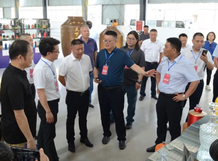 倡導(dǎo)文化融合 促進(jìn)產(chǎn)業(yè)融合｜隆昌市陶瓷產(chǎn)業(yè)高質(zhì)量發(fā)展研討會走進(jìn)觀宇實(shí)業(yè)基地