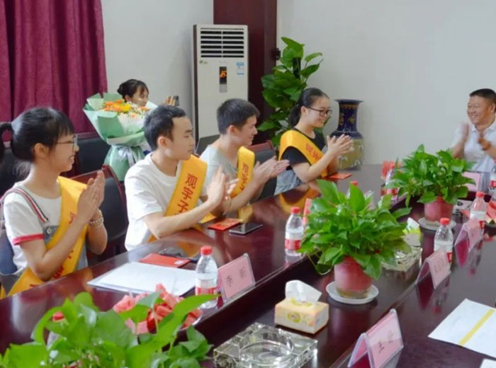 觀宇情暖 助力奮飛｜觀宇集團舉辦2022年職工子女助學(xué)獎勵金發(fā)放儀式